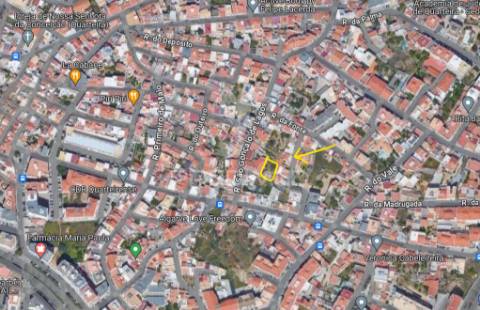 Terreno urbano com construção antiga no centro de quarteira