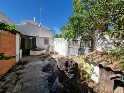 Terreno urbano c/ ruina, viabilidade construção 440m2, loulé
