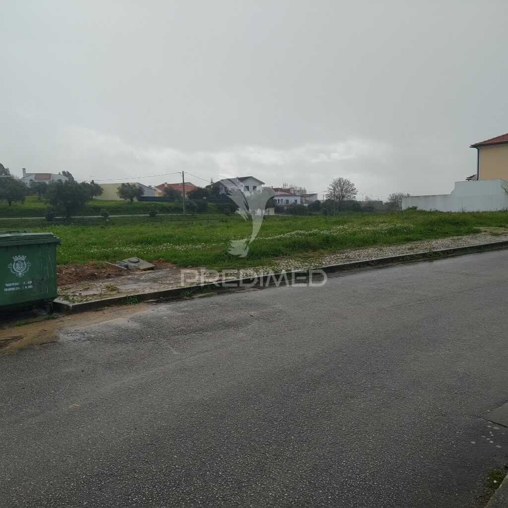 Terreno urbano com 443m2 em santarém