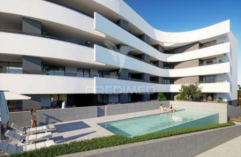 Condomínio privado em lagos perto da praia com piscina