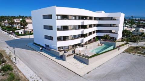 Condomínio privado em lagos perto da praia com piscina