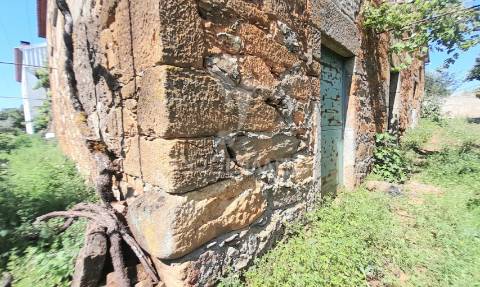 Moradia em pedra p/recuperar souto da casa
