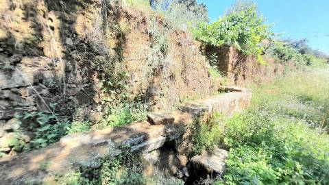 Moradia em pedra p/recuperar souto da casa