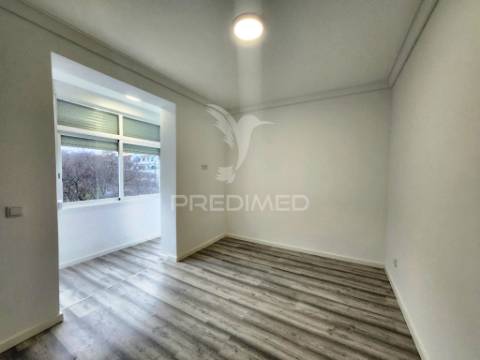 Apartamento t1 totalmente renovado, na estefânia - lisboa