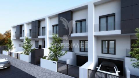 Moradia banda t4, c/piscina e cave p/parqueam. - alcochete