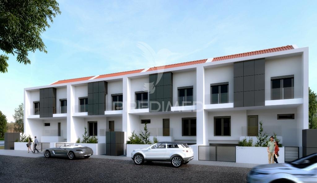 Moradia banda t4, c/piscina e cave p/parqueam. - alcochete