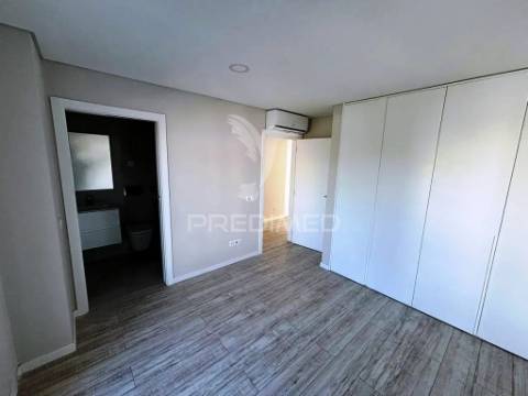 Moradia banda t4, c/piscina e cave p/parqueam. - alcochete