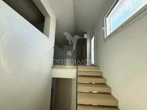 Moradia banda t4, c/piscina e cave p/parqueam. - alcochete