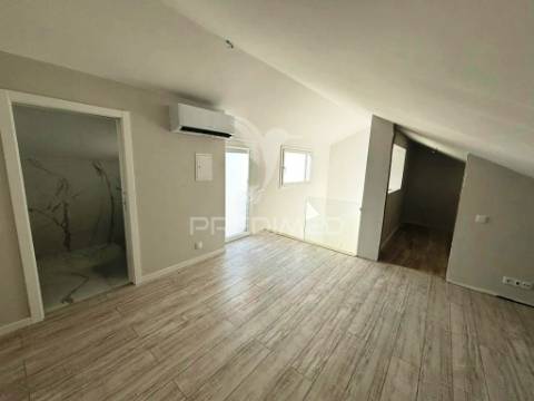 Moradia banda t4, c/piscina e cave p/parqueam. - alcochete