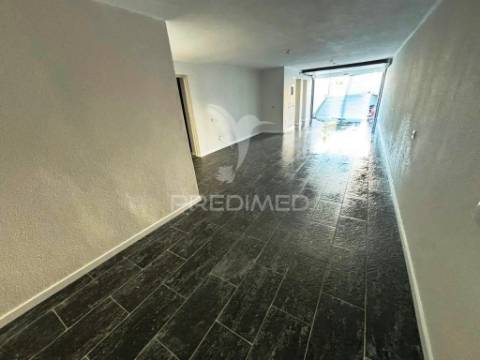 Moradia banda t4, c/piscina e cave p/parqueam. - alcochete