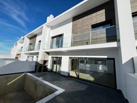 Moradia banda t4, c/piscina e cave p/parqueam. - alcochete