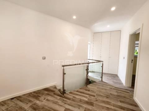Moradia térrea t2, tot. remod., a 50 m. da praia sesimbra