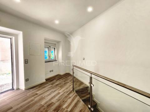 Moradia térrea t2, tot. remod., a 50 m. da praia sesimbra