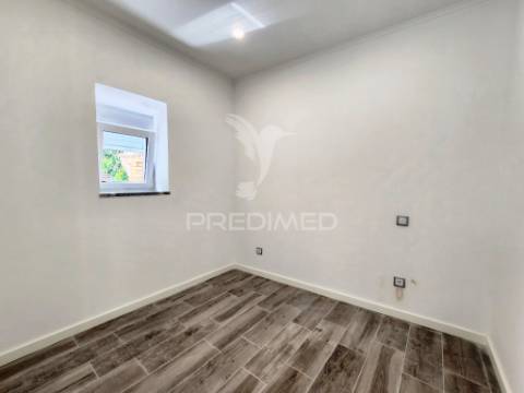 Moradia térrea t2, tot. remod., a 50 m. da praia sesimbra