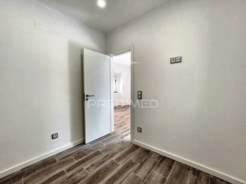 Moradia térrea t2, tot. remod., a 50 m. da praia sesimbra