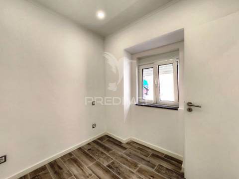 Moradia térrea t2, tot. remod., a 50 m. da praia sesimbra