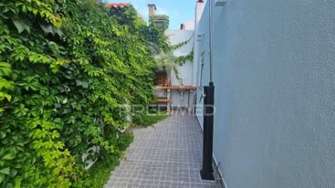 Moradia térrea t2, tot. remod., a 50 m. da praia sesimbra