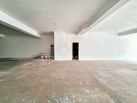 Magnifico espaço comercial, localizado em minde - alcanena