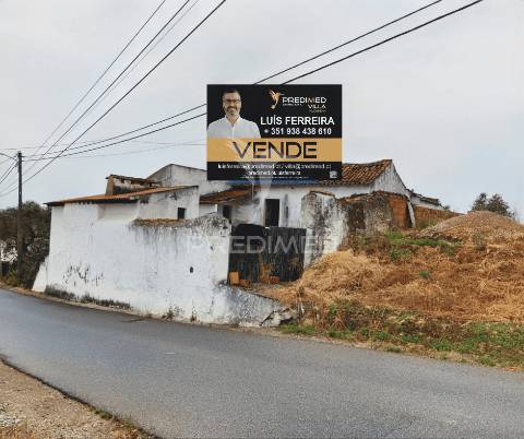 Moradia térrea t3 para restaurar na localidade da moçarria / santarém