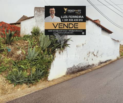 Moradia térrea t3 para restaurar na localidade da moçarria / santarém