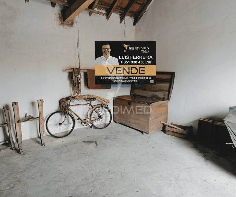 Moradia térrea t3 para restaurar na localidade da moçarria / santarém