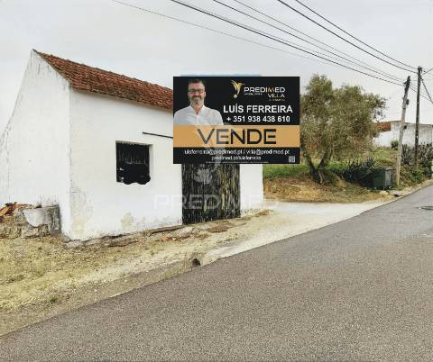 Moradia térrea t3 para restaurar na localidade da moçarria / santarém