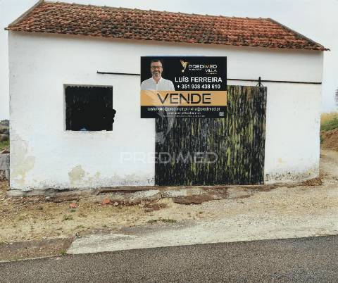 Moradia térrea t3 para restaurar na localidade da moçarria / santarém