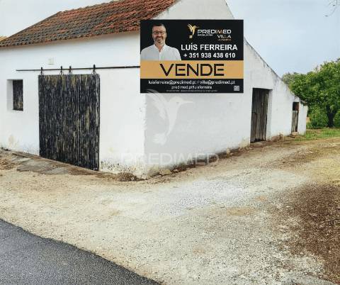 Moradia térrea t3 para restaurar na localidade da moçarria / santarém