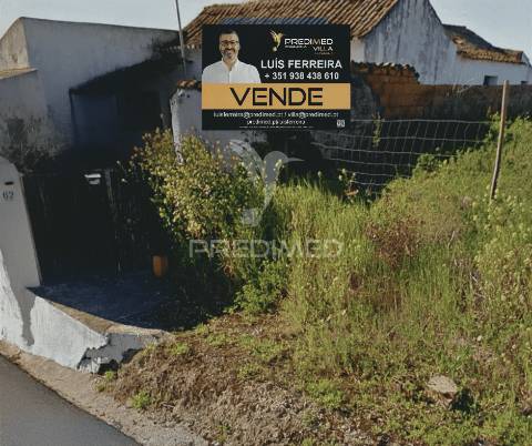 Moradia térrea t3 para restaurar na localidade da moçarria / santarém