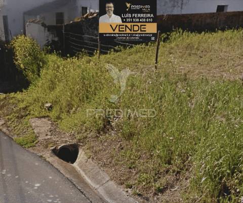 Moradia térrea t3 para restaurar na localidade da moçarria / santarém