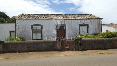 Moradia t4 na carreira aberta, ilha graciosa