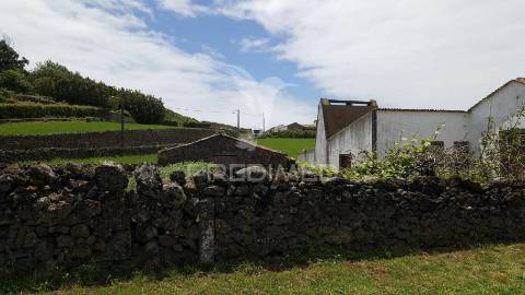 Moradia t4 na carreira aberta, ilha graciosa