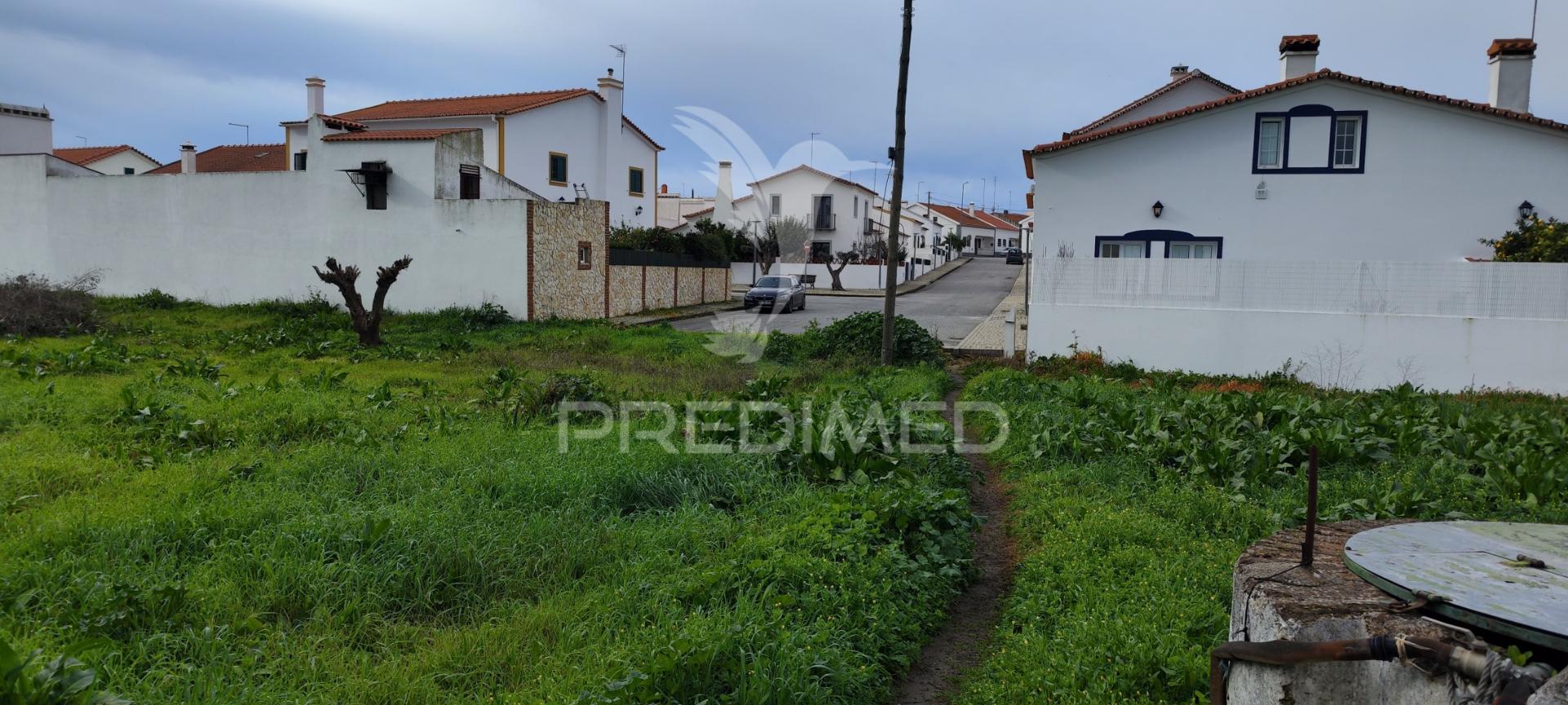 Terreno urbano de 1330m2 com projeto para moradia de 265m2