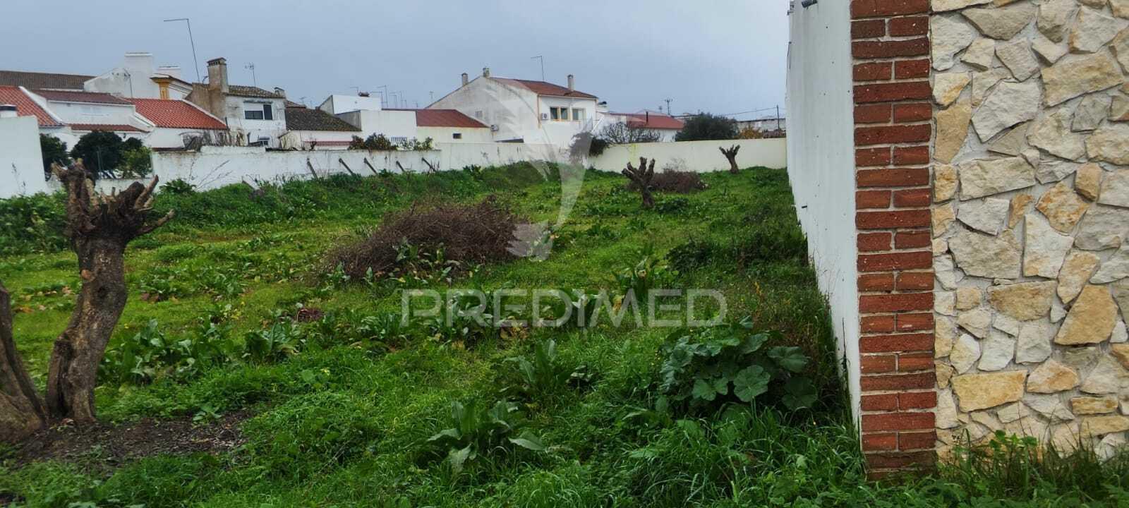 Terreno urbano de 1330m2 com projeto para moradia de 265m2