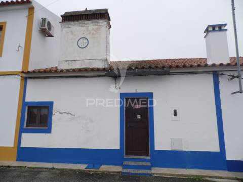 Prédio com grande potencial em são sebastião da giesteira – évora