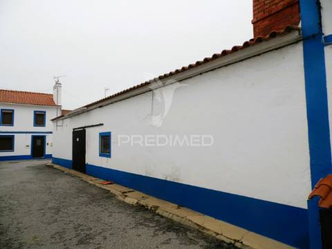 Prédio com grande potencial em são sebastião da giesteira – évora