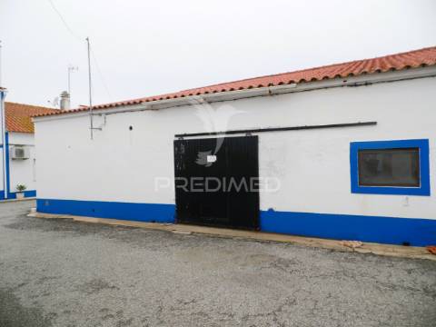 Prédio com grande potencial em são sebastião da giesteira – évora