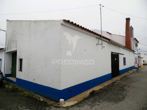 Prédio com grande potencial em são sebastião da giesteira – évora