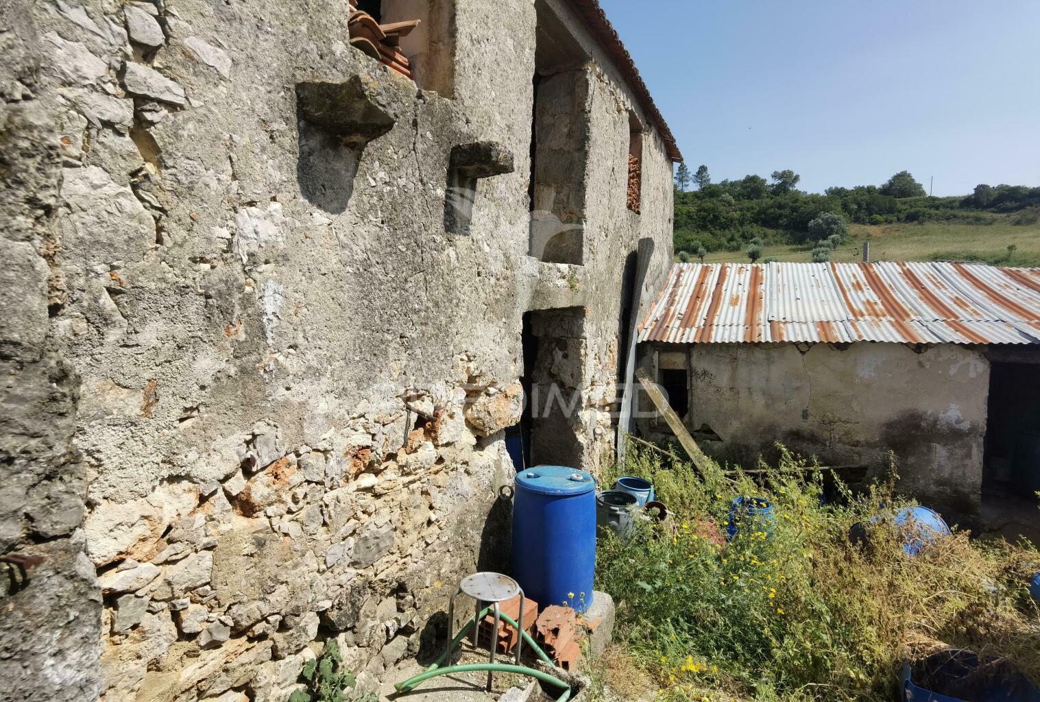 Moradia localizada em bugalhos /alcanena