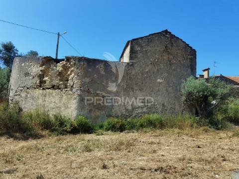Moradia localizada em bugalhos /alcanena