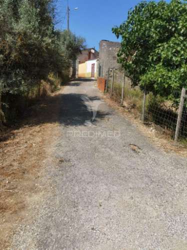 Moradia localizada em bugalhos /alcanena