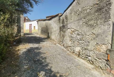Moradia localizada em bugalhos /alcanena