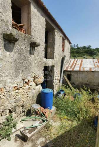 Moradia localizada em bugalhos /alcanena