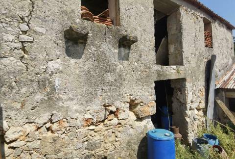 Moradia localizada em bugalhos /alcanena