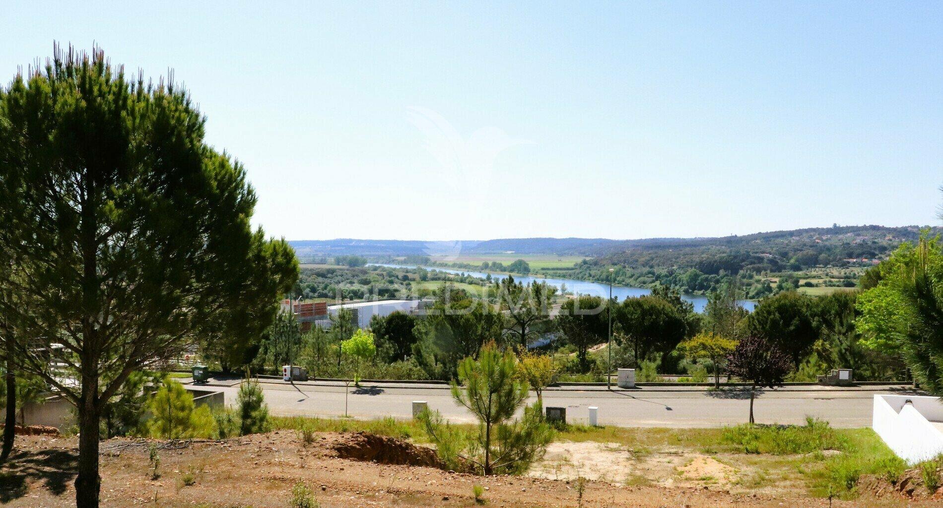 Lote para construção de moradia unifamiliar