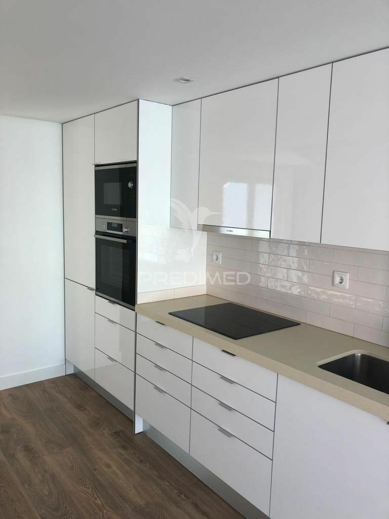 Apartamento t2 remodelado com logradouro na ajuda