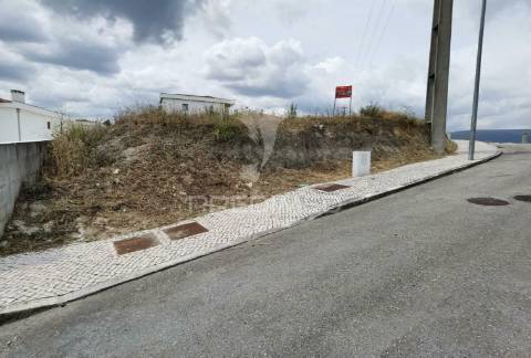 Terreno urbano com área total de 651,78m2 na localidade de alcanena