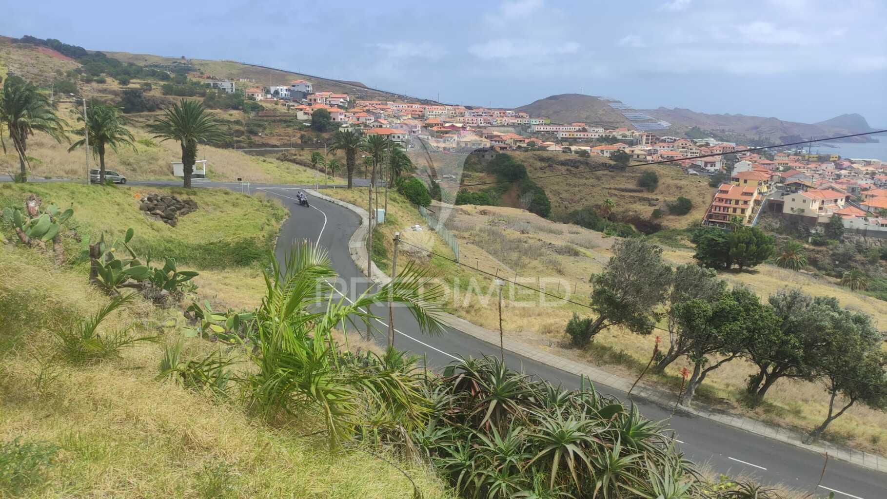 Terreno de três lotes para moradias unifamiliares, caniçal