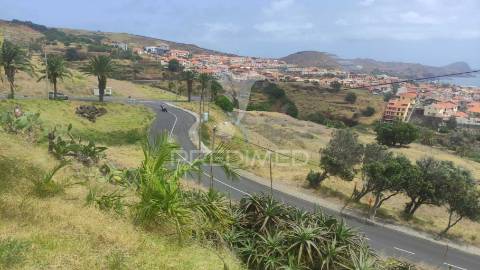 Terreno de três lotes para moradias unifamiliares, caniçal