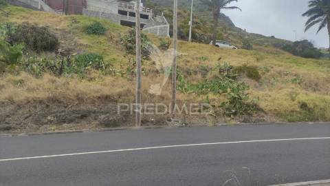 Terreno de três lotes para moradias unifamiliares, caniçal